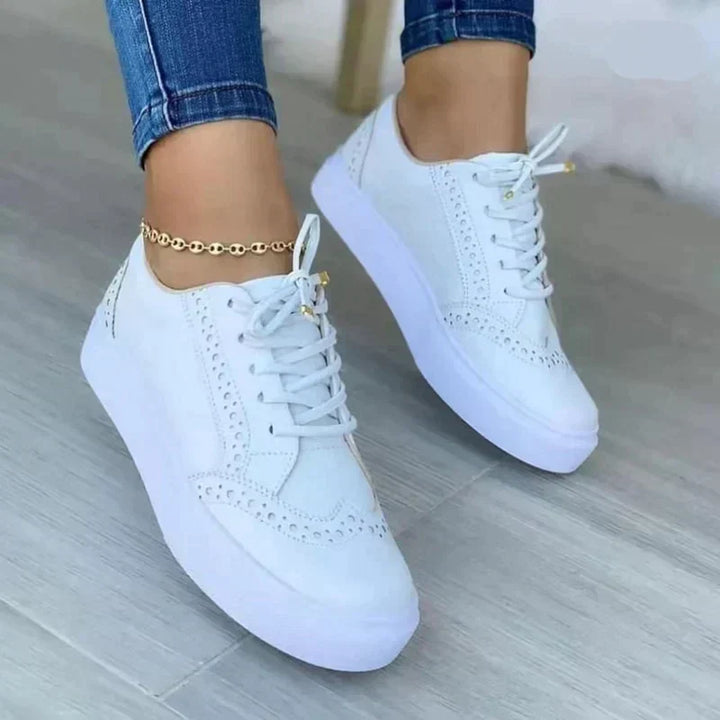 "Monica Damen Slip-On Wanderschuhe, beige, robust, wetterfest, klassisches Design, ideal für Wanderungen und Freizeit."