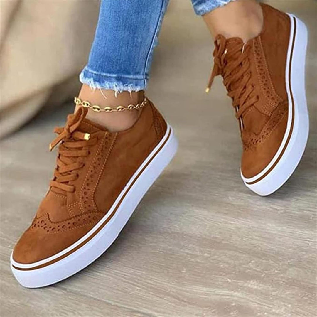 "Monica Damen Slip-On Wanderschuhe, beige, robust, wetterfest, klassisches Design, ideal für Wanderungen und Freizeit."