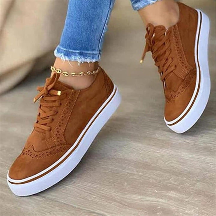 "Monica Damen Slip-On Wanderschuhe, beige, robust, wetterfest, klassisches Design, ideal für Wanderungen und Freizeit."