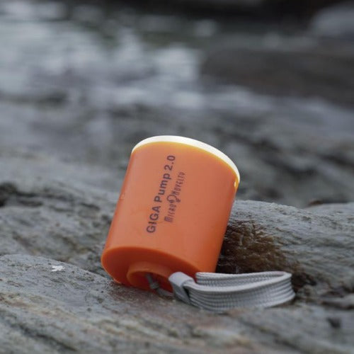 "Multifunktionale tragbare Luftpumpe, kompakt, wasserfest, mit Vakuumpumpe und Taschenlampe für Outdoor-Aktivitäten."