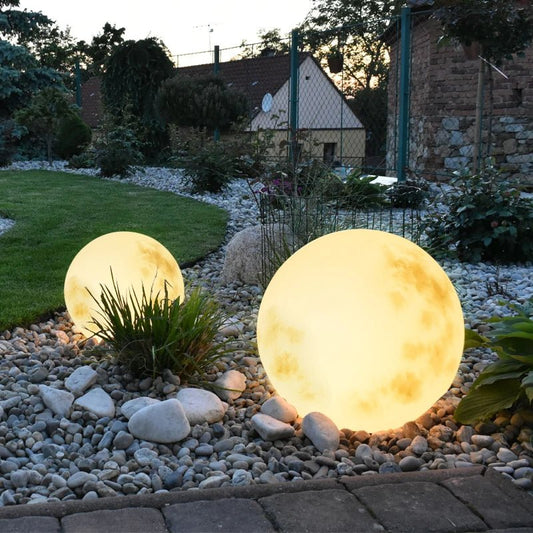Mystische Außen-Mondlampe in Mondform mit sanftem Licht, ideal für Gartenbeleuchtung. Wetterfest und in Weiß erhältlich.