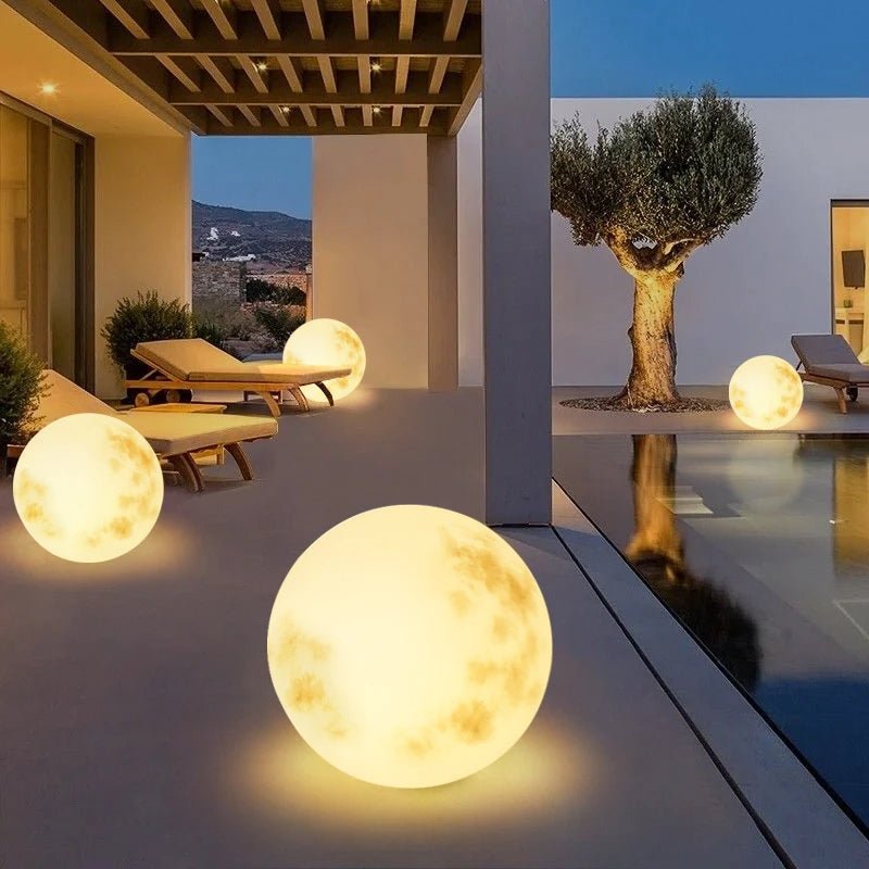 Mystische Außen-Mondlampe in Mondform mit sanftem Licht, ideal für Gartenbeleuchtung. Wetterfest und in Weiß erhältlich.