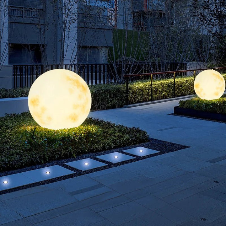 Mystische Außen-Mondlampe in Mondform mit sanftem Licht, ideal für Gartenbeleuchtung. Wetterfest und in Weiß erhältlich.