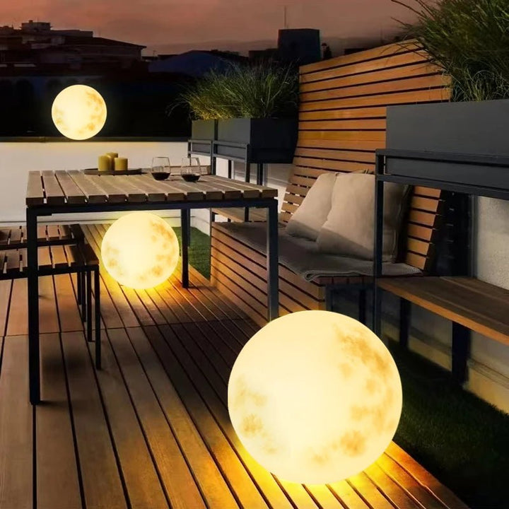 Mystische Außen-Mondlampe in Mondform mit sanftem Licht, ideal für Gartenbeleuchtung. Wetterfest und in Weiß erhältlich.