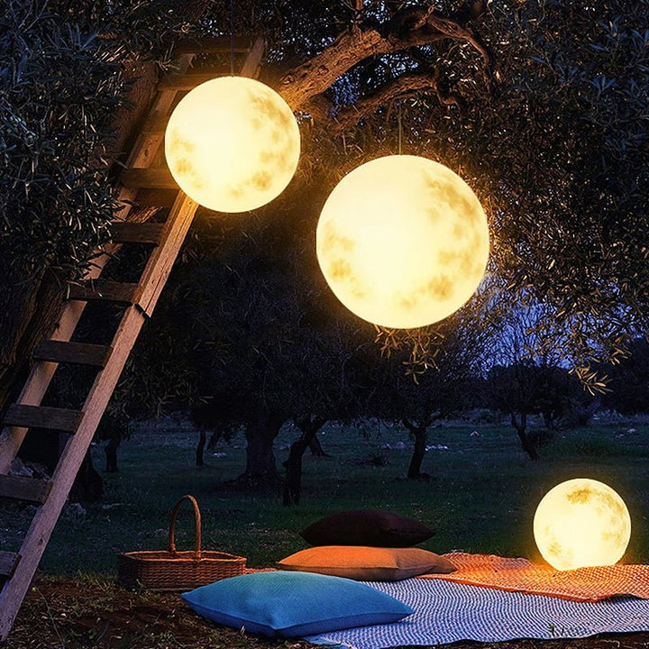 Mystische Außen-Mondlampe in Mondform mit sanftem Licht, ideal für Gartenbeleuchtung. Wetterfest und in Weiß erhältlich.