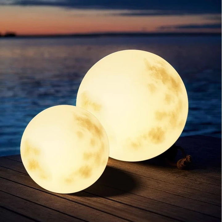 Mystische Außen-Mondlampe in Mondform mit sanftem Licht, ideal für Gartenbeleuchtung. Wetterfest und in Weiß erhältlich.