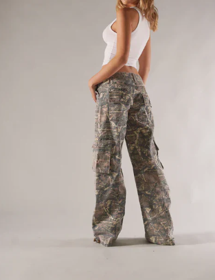 "Niedrig taillierte Cargo-Hose in Braun Camo mit Camouflage-Muster für vielseitigen, modernen Freizeit-Look"