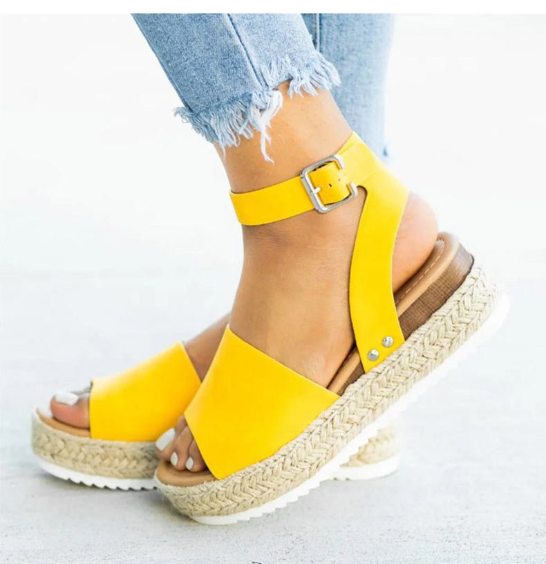 Offene Damen-Wandersandalen mit atmungsaktivem Design, Plateau-Keilabsatz und verstellbaren Riemen für Komfort und Stil.