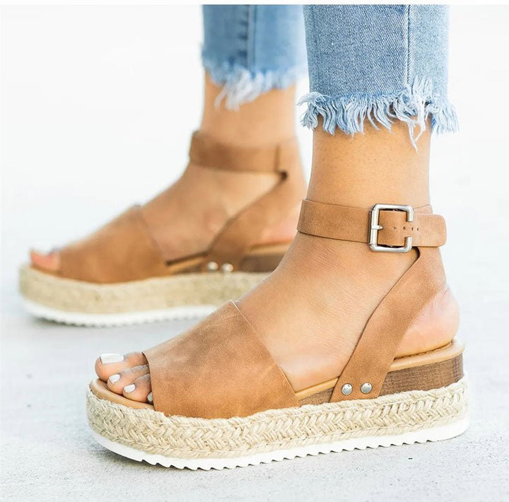 Offene Damen-Wandersandalen mit atmungsaktivem Design, Plateau-Keilabsatz und verstellbaren Riemen für Komfort und Stil.