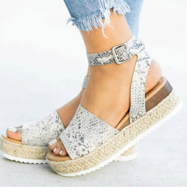 Offene Damen-Wandersandalen mit atmungsaktivem Design, Plateau-Keilabsatz und verstellbaren Riemen für Komfort und Stil.