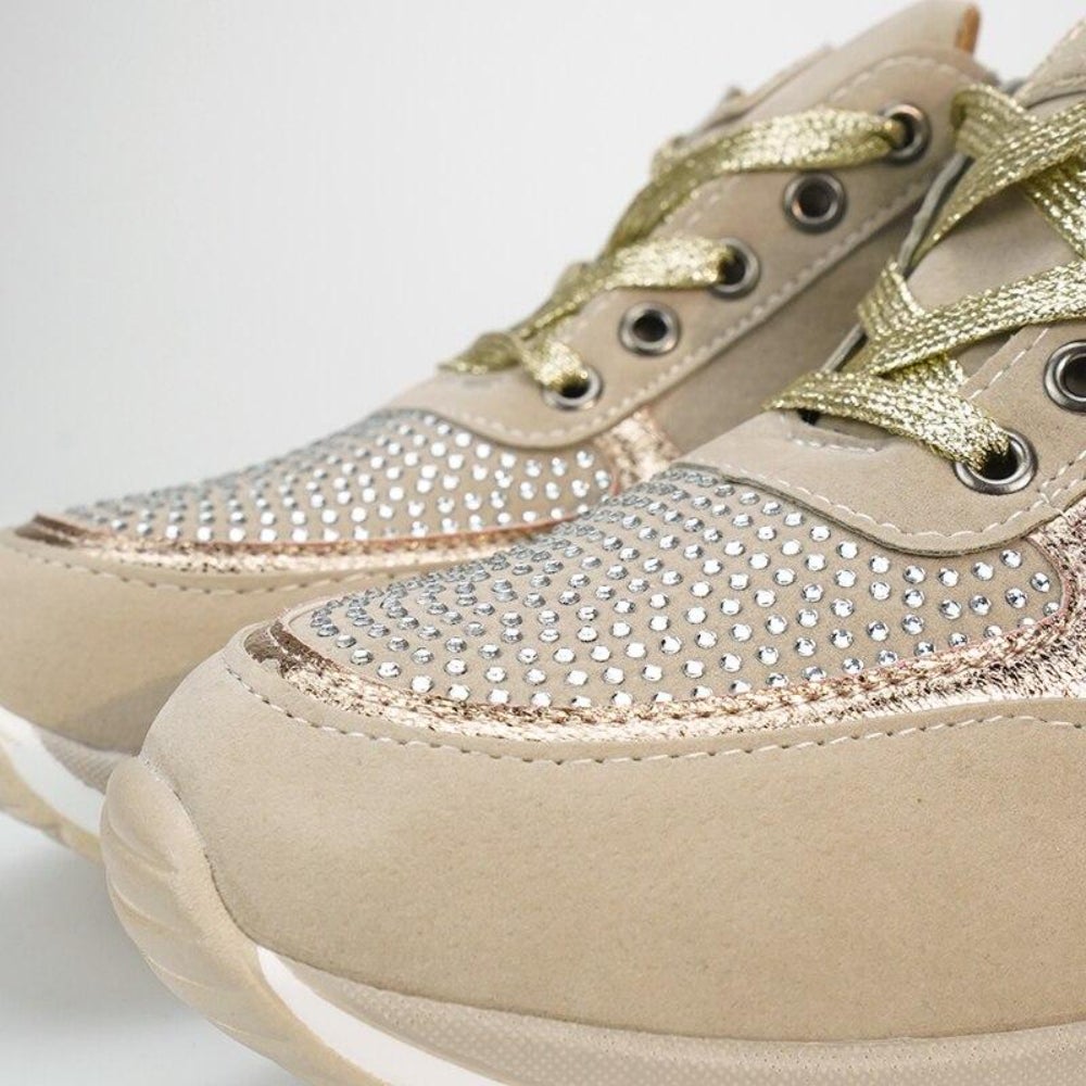 Orthopädische, atmungsaktive Damenschuhe in Beige und Grau mit rutschfester Sohle, bieten Komfort und Haltungsunterstützung.