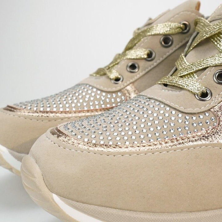 Orthopädische, atmungsaktive Damenschuhe in Beige und Grau mit rutschfester Sohle, bieten Komfort und Haltungsunterstützung.