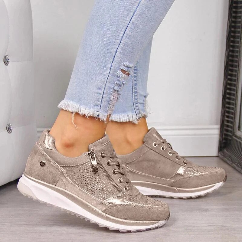 Orthopädische, atmungsaktive Damenschuhe in Beige und Grau mit rutschfester Sohle, bieten Komfort und Haltungsunterstützung.
