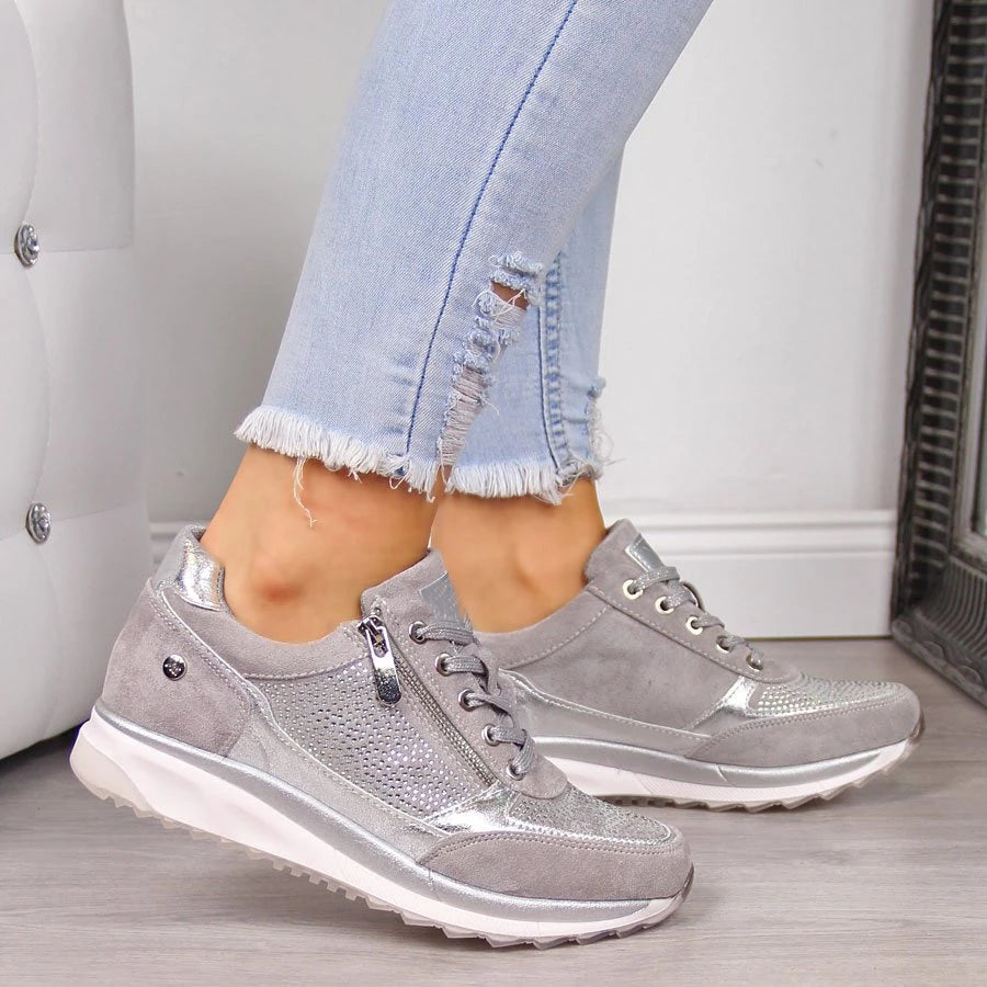 Orthopädische, atmungsaktive Damenschuhe in Beige und Grau mit rutschfester Sohle, bieten Komfort und Haltungsunterstützung.