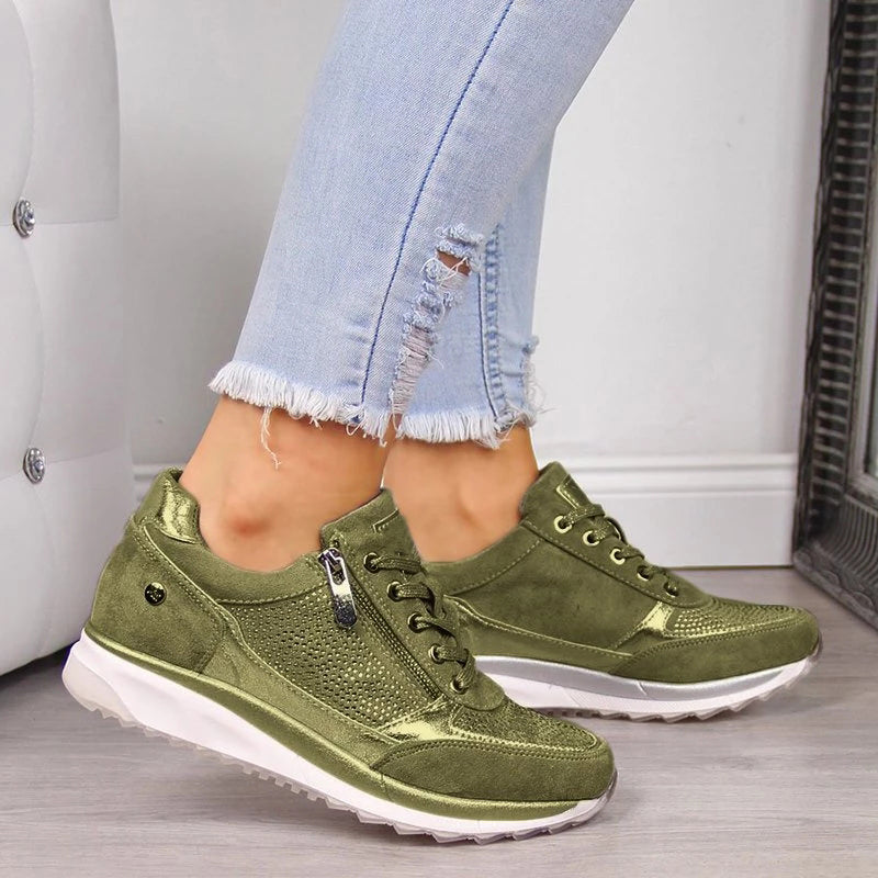 Orthopädische, atmungsaktive Damenschuhe in Beige und Grau mit rutschfester Sohle, bieten Komfort und Haltungsunterstützung.