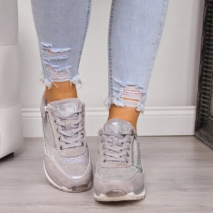 Orthopädische, atmungsaktive Damenschuhe in Beige und Grau mit rutschfester Sohle, bieten Komfort und Haltungsunterstützung.