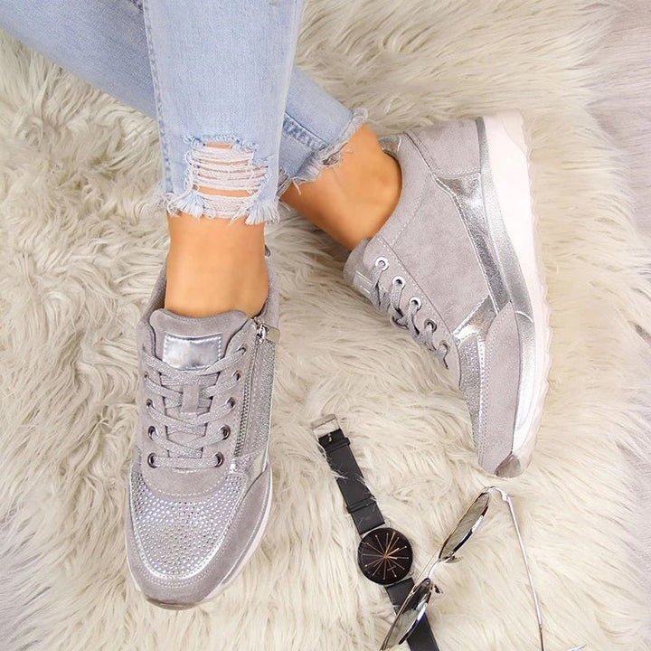 Orthopädische, atmungsaktive Damenschuhe in Beige und Grau mit rutschfester Sohle, bieten Komfort und Haltungsunterstützung.