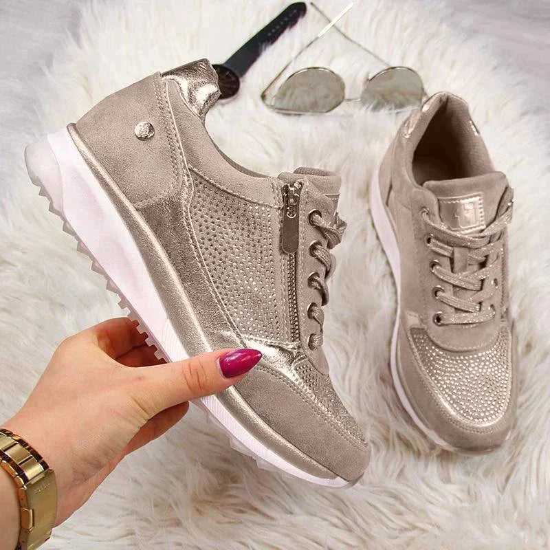Orthopädische, atmungsaktive Damenschuhe in Beige und Grau mit rutschfester Sohle, bieten Komfort und Haltungsunterstützung.