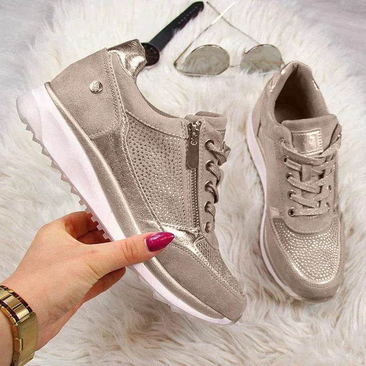 Orthopädische, atmungsaktive Damenschuhe in Beige und Grau mit rutschfester Sohle, bieten Komfort und Haltungsunterstützung.
