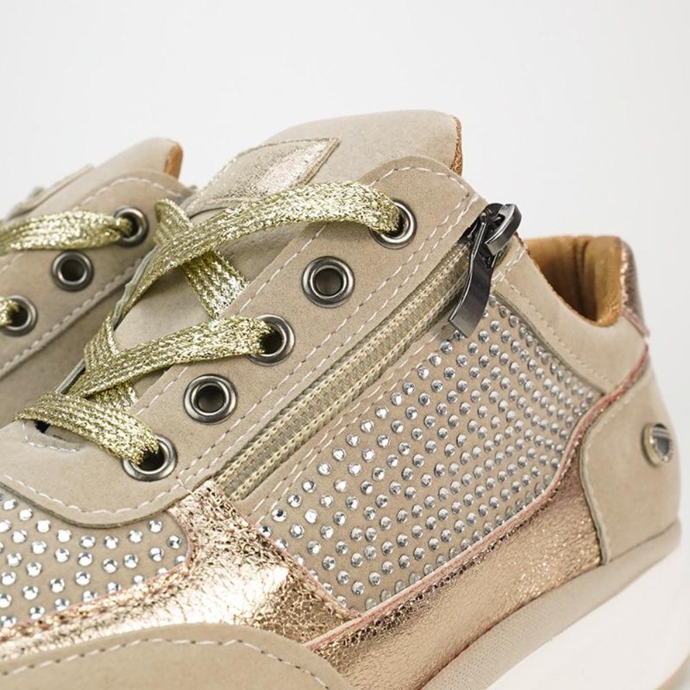 Orthopädische, atmungsaktive Damenschuhe in Beige und Grau mit rutschfester Sohle, bieten Komfort und Haltungsunterstützung.