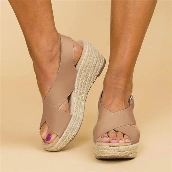 Orthopädische beige Espadrilles für Damen, Keilabsatz, seitliche Ansicht, bieten Komfort und Eleganz für jeden Anlass.