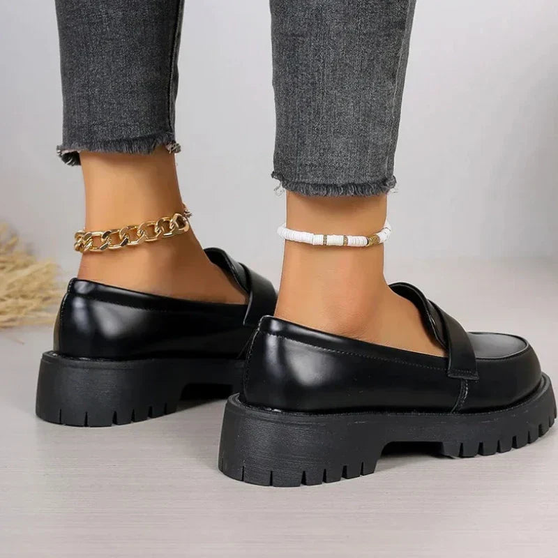Orthopädische Damen-Mokassins aus Satin mit Keilabsatz, elegantes Design, bequemes Tragegefühl, schwarz, seitliche Ansicht.