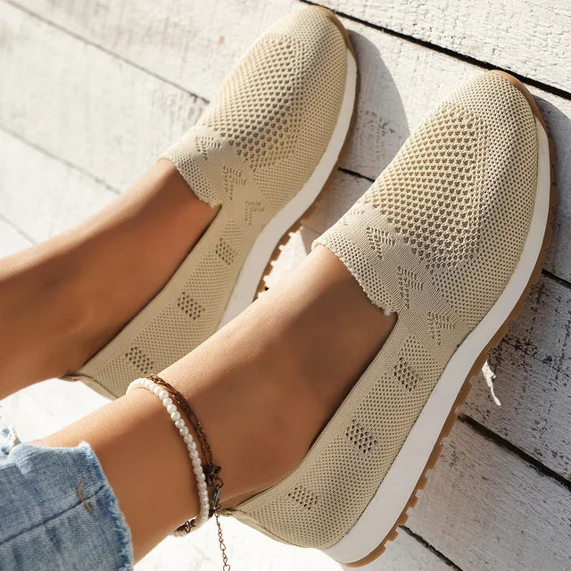"Orthopädische Damen-Schuhe, schwarz, moderner Slip-On-Stil, ergonomische Sohle, runde Spitze, Komfort und Atmungsaktivität"