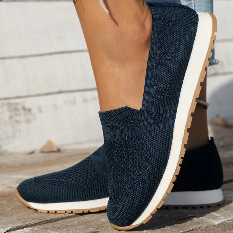 "Orthopädische Damen-Schuhe, schwarz, moderner Slip-On-Stil, ergonomische Sohle, runde Spitze, Komfort und Atmungsaktivität"