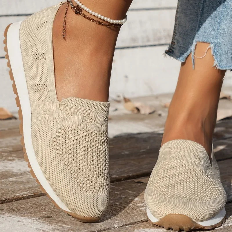 "Orthopädische Damen-Schuhe, schwarz, moderner Slip-On-Stil, ergonomische Sohle, runde Spitze, Komfort und Atmungsaktivität"