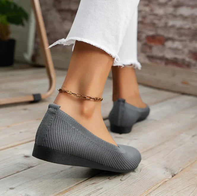 "Orthopädische Damen-Sommerschuhe mit gepolstertem Fußbett, atmungsaktivem Mesh-Obermaterial und rutschfester Sohle."