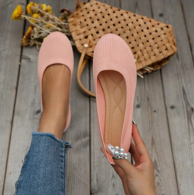 "Orthopädische Damen-Sommerschuhe mit gepolstertem Fußbett, atmungsaktivem Mesh-Obermaterial und rutschfester Sohle."