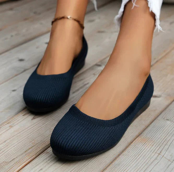 "Orthopädische Damen-Sommerschuhe mit gepolstertem Fußbett, atmungsaktivem Mesh-Obermaterial und rutschfester Sohle."