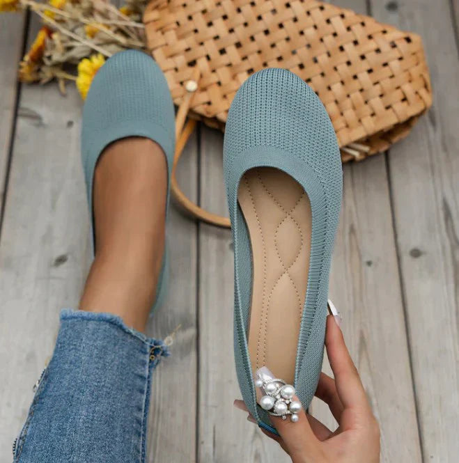 "Orthopädische Damen-Sommerschuhe mit gepolstertem Fußbett, atmungsaktivem Mesh-Obermaterial und rutschfester Sohle."