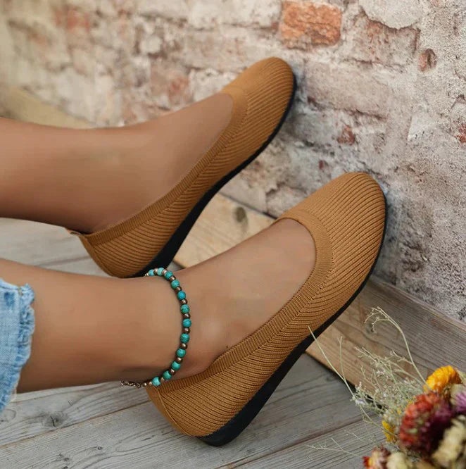 "Orthopädische Damen-Sommerschuhe mit gepolstertem Fußbett, atmungsaktivem Mesh-Obermaterial und rutschfester Sohle."