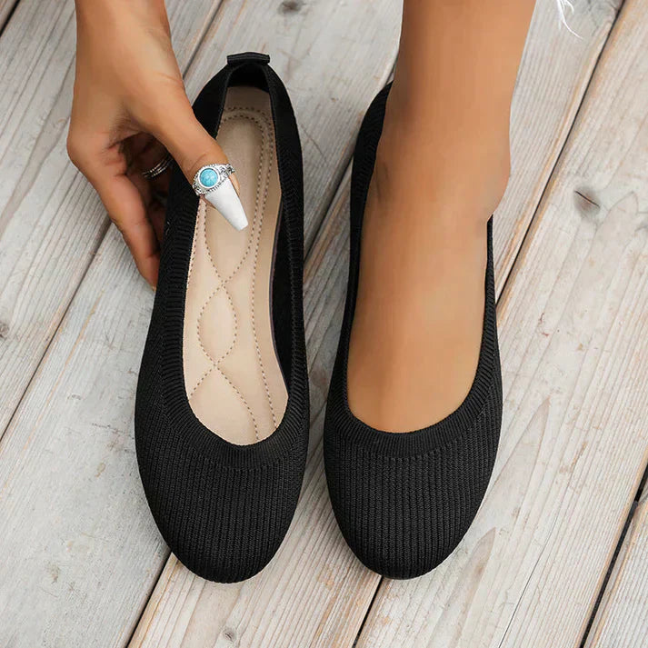 "Orthopädische Damen-Sommerschuhe mit gepolstertem Fußbett, atmungsaktivem Mesh-Obermaterial und rutschfester Sohle."