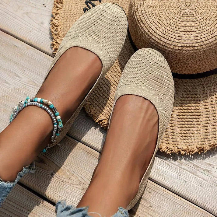 "Orthopädische Damen-Sommerschuhe mit gepolstertem Fußbett, atmungsaktivem Mesh-Obermaterial und rutschfester Sohle."