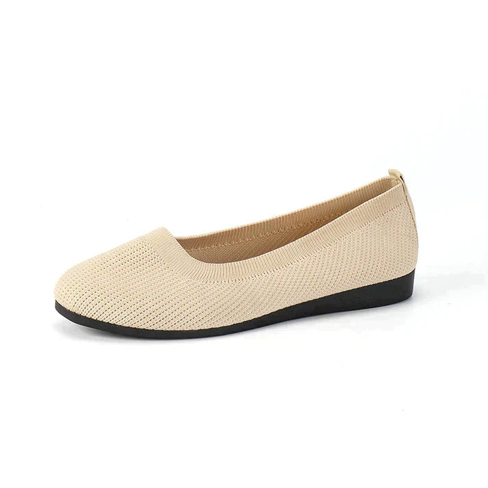 "Orthopädische Damen-Sommerschuhe mit gepolstertem Fußbett, atmungsaktivem Mesh-Obermaterial und rutschfester Sohle."