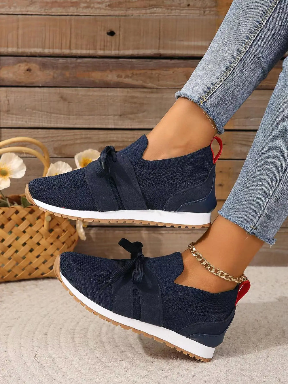 Orthopädische Damen-Walkingschuhe, elegant und bequem, in Rot mit rutschfester Sohle und atmungsaktivem Material.