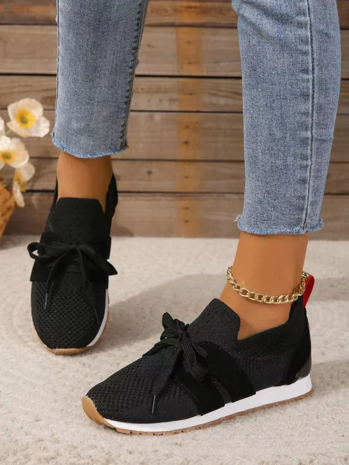 Orthopädische Damen-Walkingschuhe, elegant und bequem, in Rot mit rutschfester Sohle und atmungsaktivem Material.