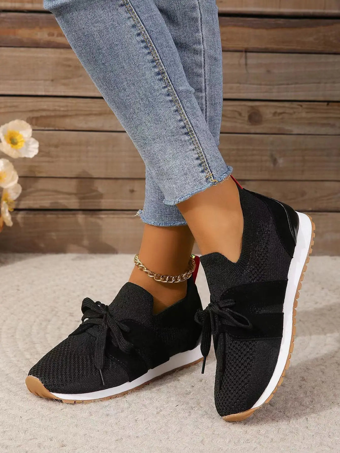 Orthopädische Damen-Walkingschuhe, elegant und bequem, in Rot mit rutschfester Sohle und atmungsaktivem Material.