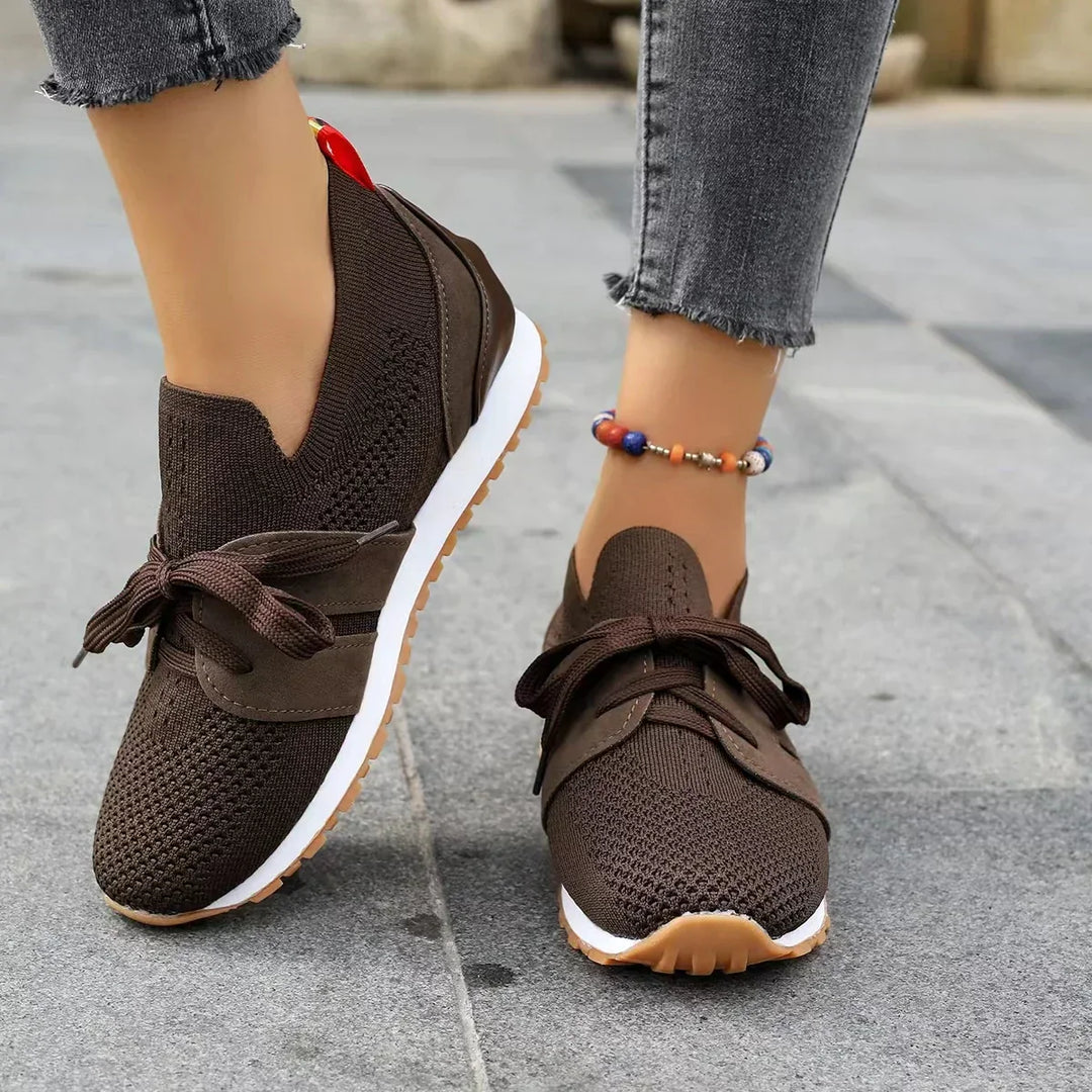 Orthopädische Damen-Walkingschuhe, elegant und bequem, in Rot mit rutschfester Sohle und atmungsaktivem Material.