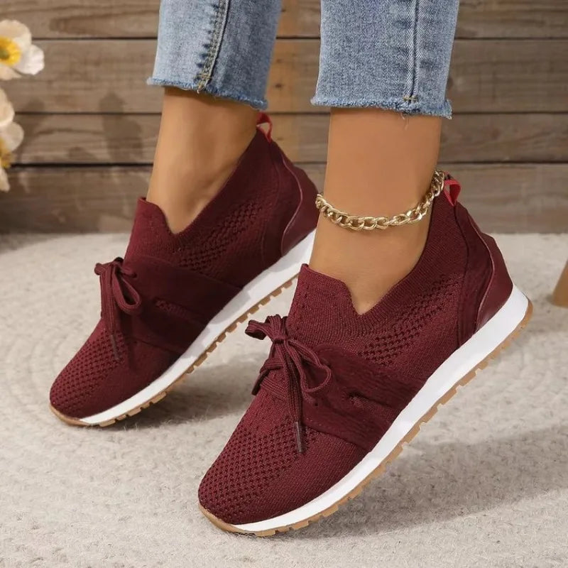 Orthopädische Damen-Walkingschuhe, elegant und bequem, in Rot mit rutschfester Sohle und atmungsaktivem Material.