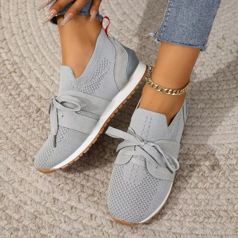 Orthopädische Damen-Walkingschuhe, elegant und bequem, in Rot mit rutschfester Sohle und atmungsaktivem Material.