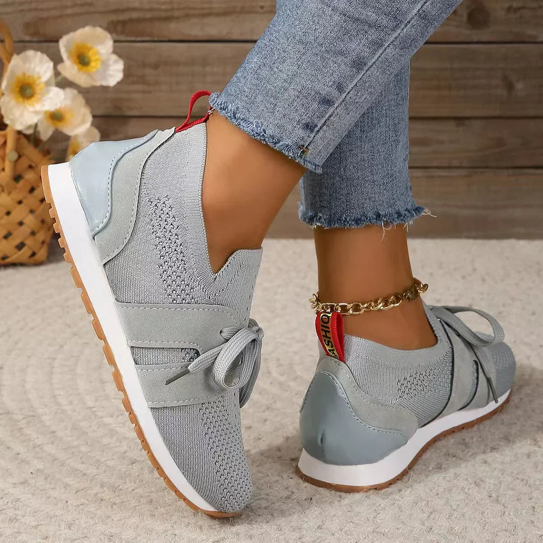 Orthopädische Damen-Walkingschuhe, elegant und bequem, in Rot mit rutschfester Sohle und atmungsaktivem Material.