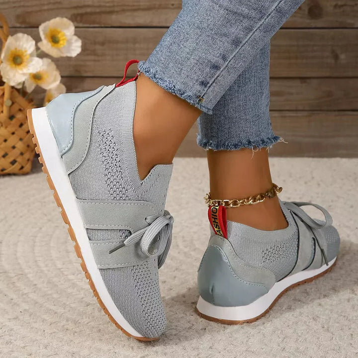 Orthopädische Damen-Walkingschuhe, elegant und bequem, in Rot mit rutschfester Sohle und atmungsaktivem Material.