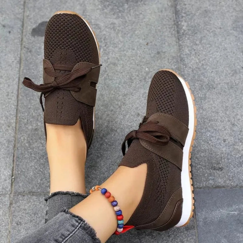 Orthopädische Damen-Walkingschuhe, elegant und bequem, in Rot mit rutschfester Sohle und atmungsaktivem Material.