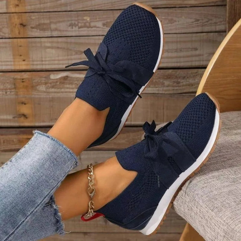 Orthopädische Damen-Walkingschuhe, elegant und bequem, in Rot mit rutschfester Sohle und atmungsaktivem Material.