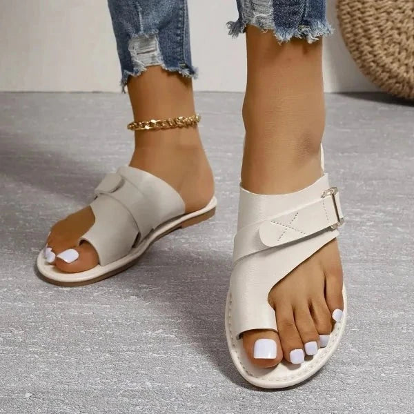 Orthopädische Damenleder-Sandalen im Vintage-Look, braun, mit Dreibogen-Design für Hallux Valgus, stabiler und stilvoller.