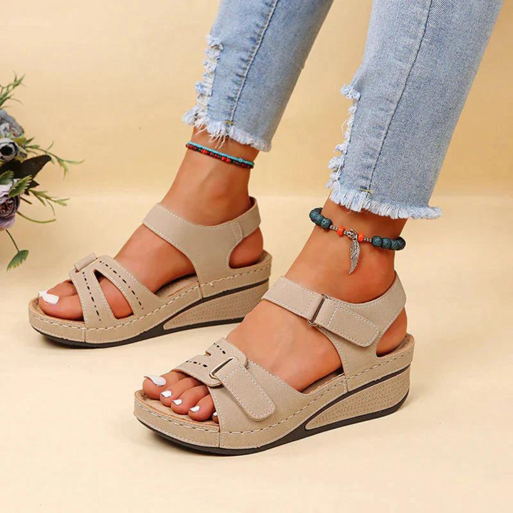 "Orthopädische Damensandalen, beige, ergonomisches Fußbett, stilvolles Design, ideal für Sommer und Fußgesundheit."