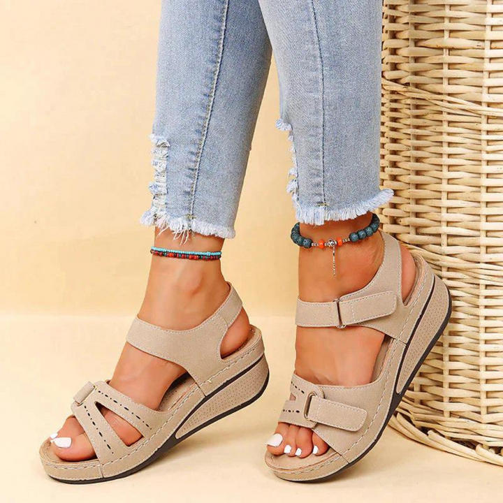 "Orthopädische Damensandalen, beige, ergonomisches Fußbett, stilvolles Design, ideal für Sommer und Fußgesundheit."